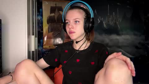 Hi Im Aria 18 years old online show from November 2025 12:15:01 PM