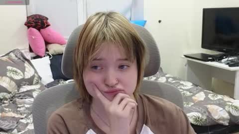 Snapshot of meowki4 chatting on December 2025 04:01:02 PM meowme online show from December 2025 04:01:02 PM