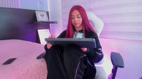 Snapshot of meredith_spencer chatting on February 2025 05:25:02 PM meredith_spencer online show from February 2025 05:25:02 PM