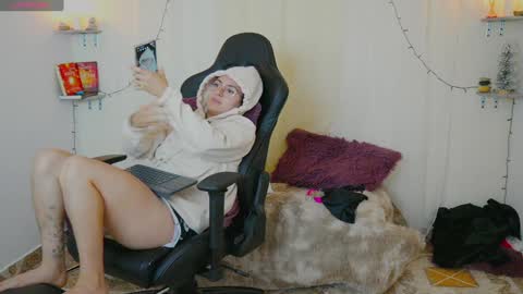 Snapshot of merida_bell18 chatting on December 2024 06:50:01 PM Merida Bell online show from December 2024 06:50:01 PM