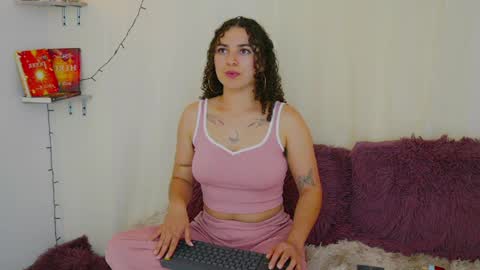 Snapshot of merida_bell18 chatting on January 2025 11:44:02 PM Merida Bell online show from January 2025 11:44:02 PM
