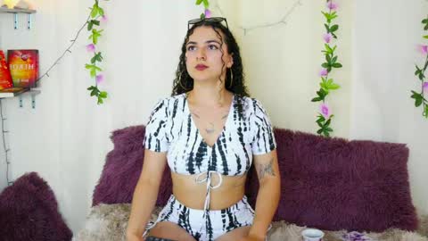 Snapshot of merida_bell18 chatting on February 2025 11:45:01 PM Merida Bell online show from February 2025 11:45:01 PM
