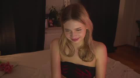 Snapshot of mermaids_ chatting on December 2024 11:45:02 PM Lara OFFLINE online show from December 2024 11:45:02 PM