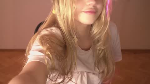 Snapshot of mermaids_ chatting on January 2025 12:18:01 AM Lara OFFLINE online show from January 2025 12:18:01 AM