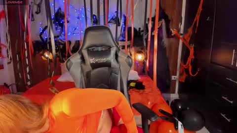 Snapshot of mia_18v chatting on October 2025 05:39:01 PM Violett online show from October 2025 05:39:01 PM