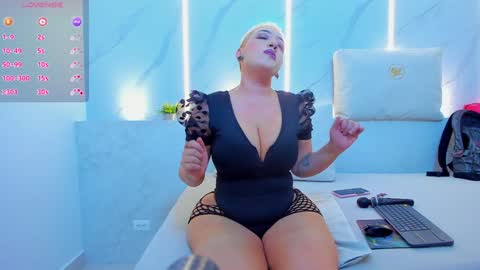 Snapshot of mia_becke chatting on December 2024 10:54:01 AM Mia online show from December 2024 10:54:01 AM