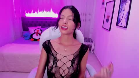 Mia online show from November 2025 08:10:01 PM