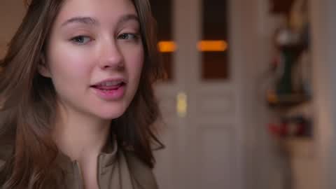 Mia online show from October 2025 04:27:01 PM