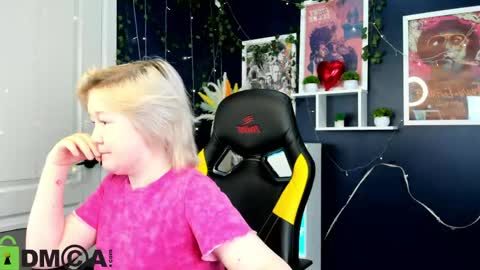 Mia online show from May 2026 03:12:01 AM