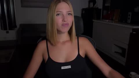 Snapshot of mia_floo chatting on September 2025 03:27:02 PM mia_floo online show from September 2025 03:27:02 PM