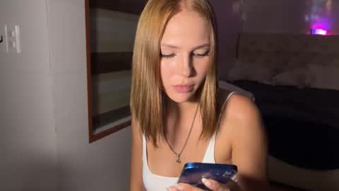 Snapshot of mia_floo chatting on November 2025 02:27:01 PM mia_floo online show from November 2025 02:27:01 PM