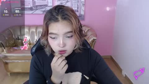 Mia online show from November 2025 01:23:02 PM