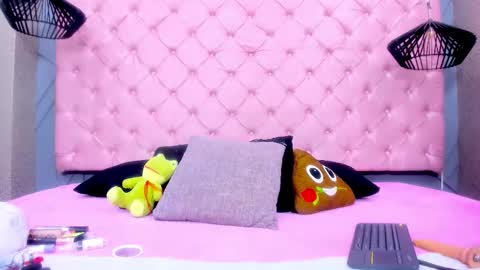 Mia online show from January 2026 01:37:02 PM