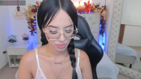 Snapshot of mia_jonnees chatting on December 2024 12:49:01 PM online show from December 2024 12:49:01 PM