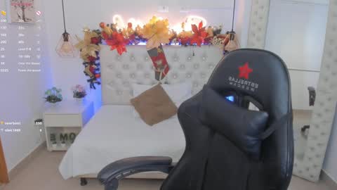 Snapshot of mia_jonnees chatting on December 2024 03:55:01 PM online show from December 2024 03:55:01 PM