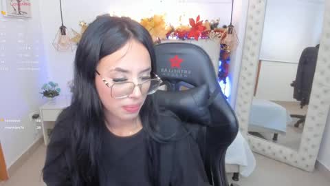 Snapshot of mia_jonnees chatting on December 2024 01:17:01 PM online show from December 2024 01:17:01 PM