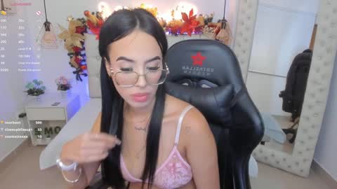 Snapshot of mia_jonnees chatting on December 2024 04:06:01 PM online show from December 2024 04:06:01 PM