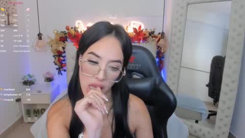 Snapshot of mia_jonnees chatting on December 2024 03:24:02 PM online show from December 2024 03:24:02 PM