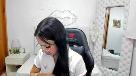 Snapshot of mia_jonnees chatting on January 2025 01:47:01 PM online show from January 2025 01:47:01 PM