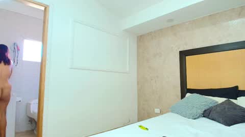 MIALOPEZ      .     Y      .      online show from February 2025 08:47:01 PM