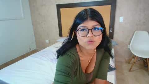 MIALOPEZ      .     Y      .      online show from October 2025 06:15:02 PM