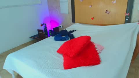 MIALOPEZ      .     Y      .      online show from April 2026 07:44:02 PM