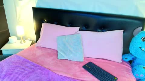 Mia online show from September 2025 10:34:02 PM