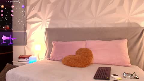 Mia online show from October 2025 08:29:01 PM