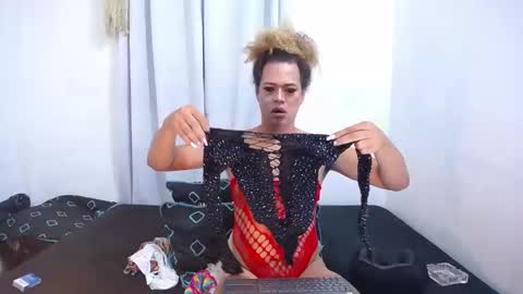 ---Mia--- online show from November 2025 04:00:01 AM