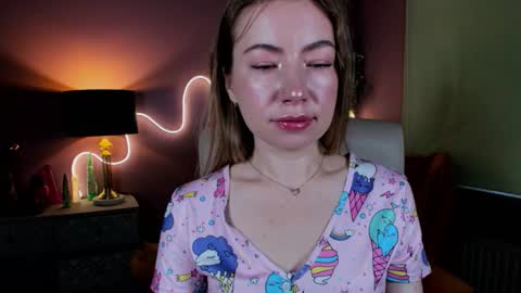 Mia online show from October 2025 06:43:02 AM