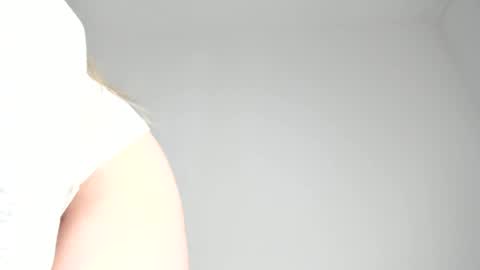 Snapshot of mia_meows chatting on April 2026 09:34:01 AM Mia here Appreciate your support online show from April 2026 09:34:01 AM