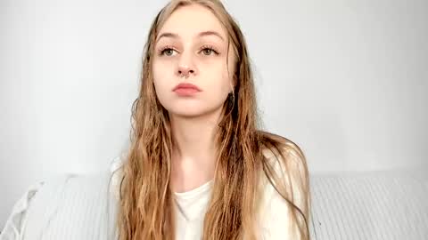 Snapshot of mia_meows chatting on April 2026 07:03:02 AM Mia here Appreciate your support online show from April 2026 07:03:02 AM