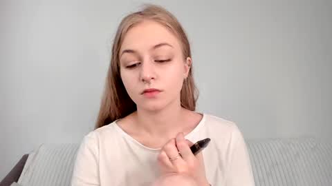 Snapshot of mia_meows chatting on April 2026 07:00:02 AM Mia here Appreciate your support online show from April 2026 07:00:02 AM