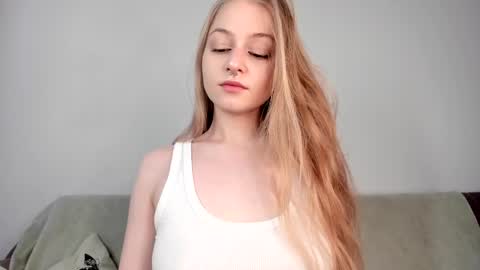 Snapshot of mia_meows chatting on May 2026 07:13:01 AM Mia here Appreciate your support online show from May 2026 07:13:01 AM