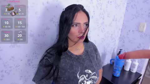 mia novoa online show from November 2025 07:59:02 PM