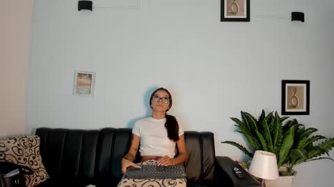 mia_petite72 online show from November 2025 10:26:01 PM