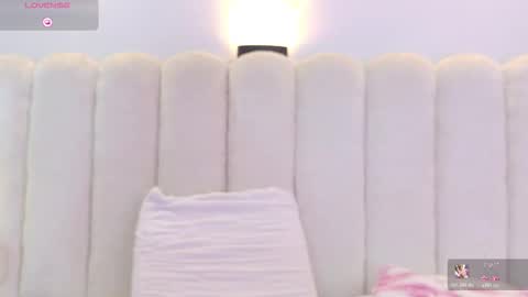 Mia online show from November 2025 12:27:02 PM