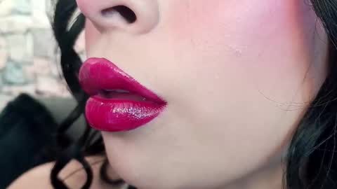 Mia online show from November 2025 07:01:02 PM