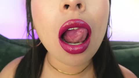 Mia online show from May 2026 12:05:01 AM