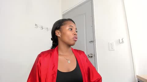 Mia online show from November 2025 06:32:01 PM