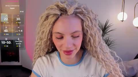 Snapshot of mia_silk chatting on October 2025 06:14:01 AM Mia online show from October 2025 06:14:01 AM