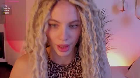 Snapshot of mia_silk chatting on October 2025 06:37:01 AM Mia online show from October 2025 06:37:01 AM