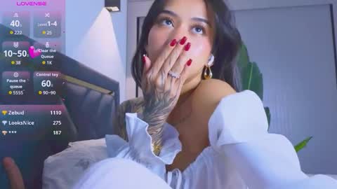 Mia online show from November 2025 04:40:01 PM