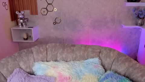 Mia online show from May 2026 06:13:01 PM