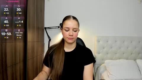 Mia online show from November 2025 12:04:01 PM