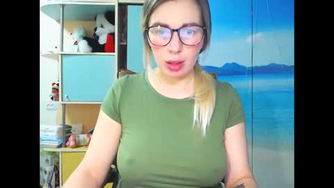 Mia. online show from November 2025 03:22:02 PM