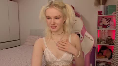 Snapshot of mia_waterlily chatting on March 2026 03:19:01 AM Mia online show from March 2026 03:19:01 AM