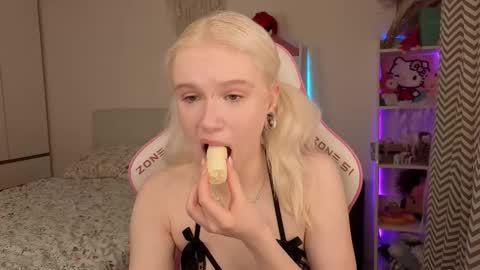 Snapshot of mia_waterlily chatting on March 2026 03:23:01 AM Mia online show from March 2026 03:23:01 AM