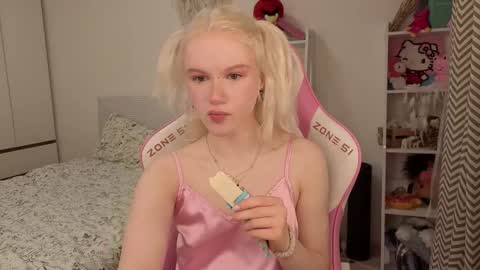 Snapshot of mia_waterlily chatting on March 2026 03:12:01 AM Mia online show from March 2026 03:12:01 AM