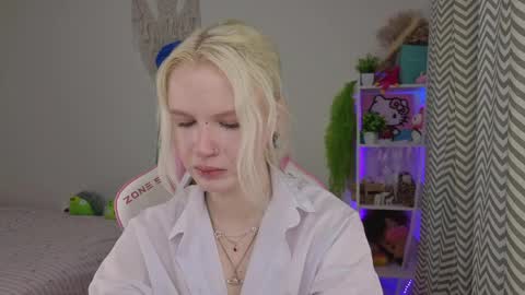 Mia online show from April 2026 03:22:01 AM